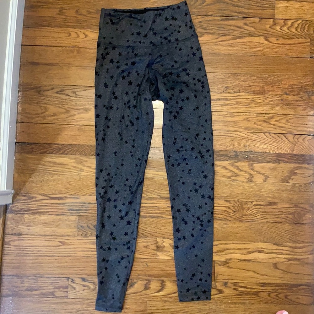One size strut this grey and black star leggings